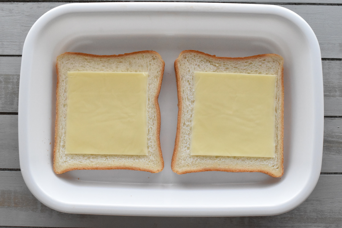 スライスチーズをのせる