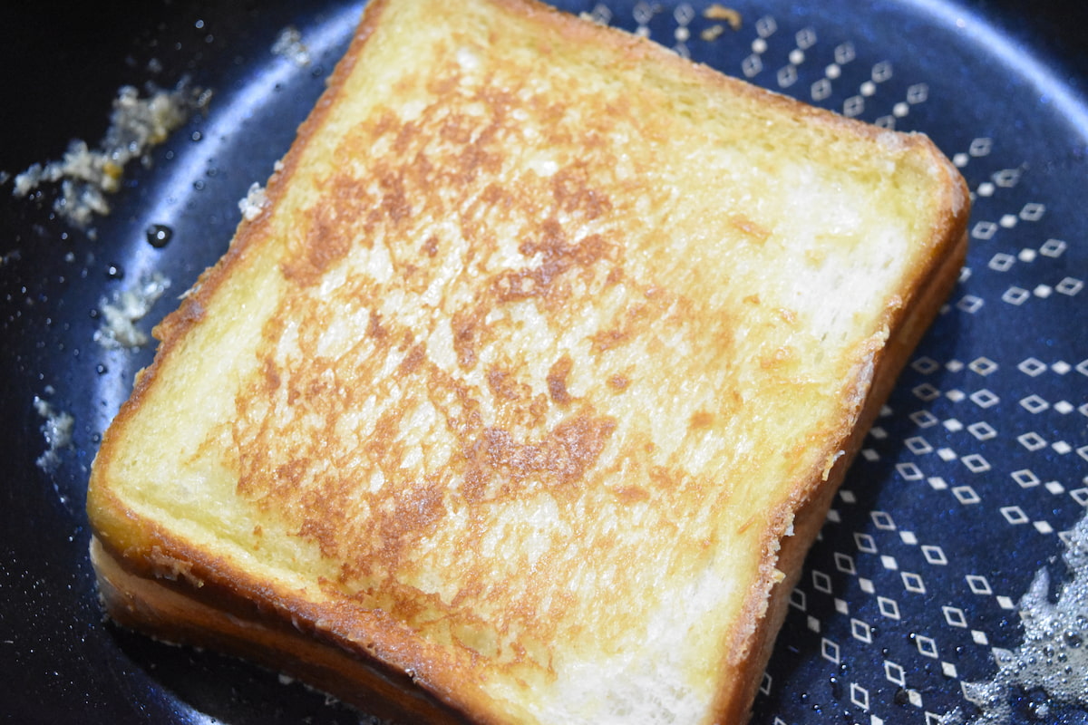 反対側もこんがりと焼く