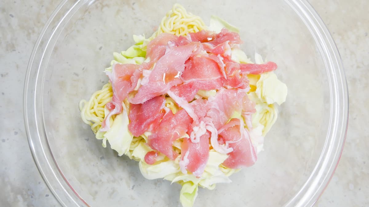 塩レモンペッパー焼きそば工程1写真