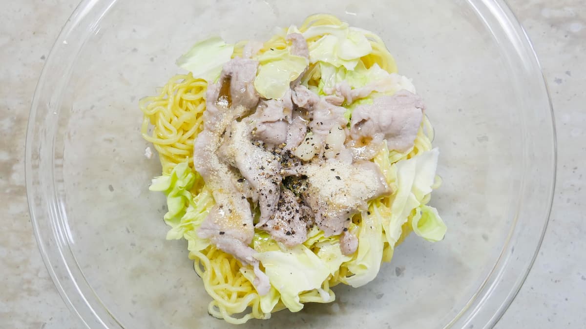 塩レモンペッパー焼きそば工程2写真