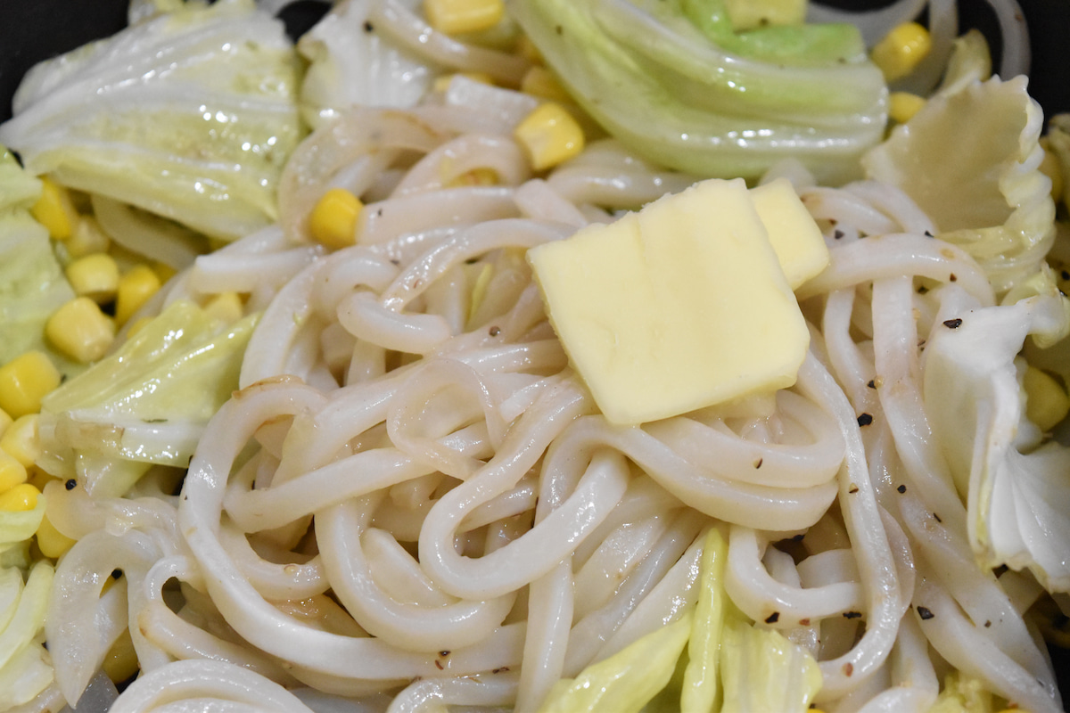 バターと麺つゆを加える