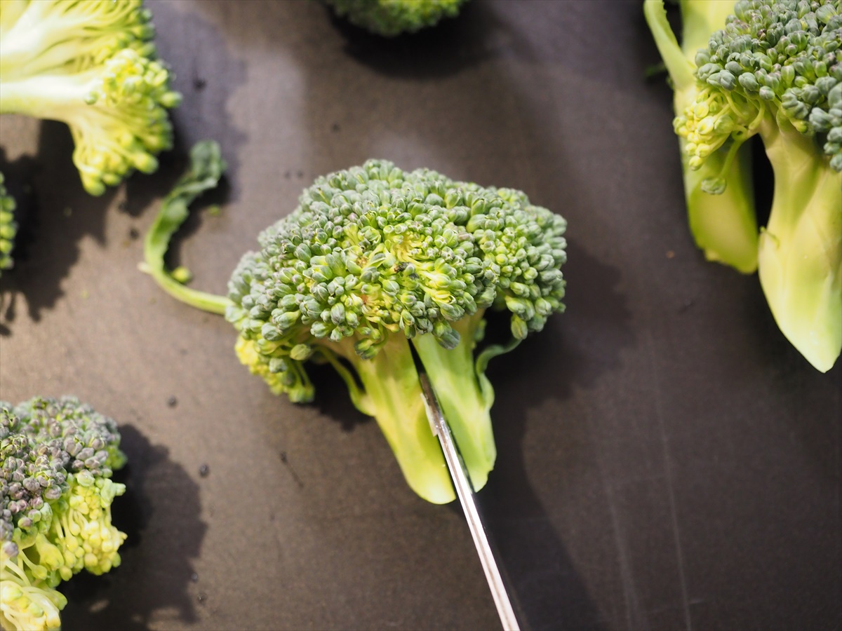 チキンステーキとブロッコリーのサラダ、玉ねぎソースかけ