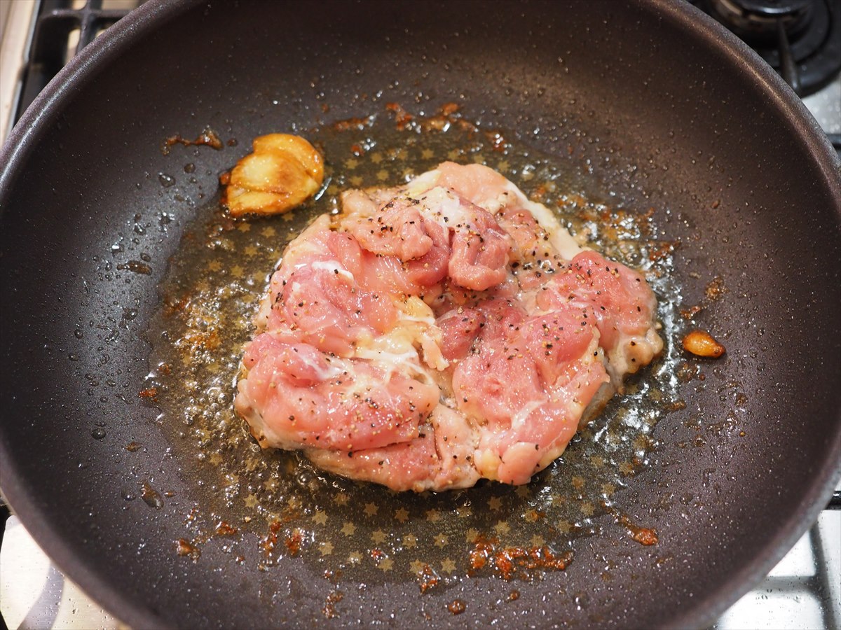 チキンステーキとブロッコリーのサラダ、玉ねぎソースかけ