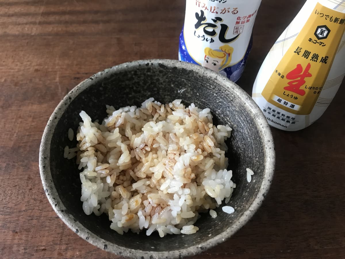 ごはんにしょうゆとだししょうゆを混ぜているところ