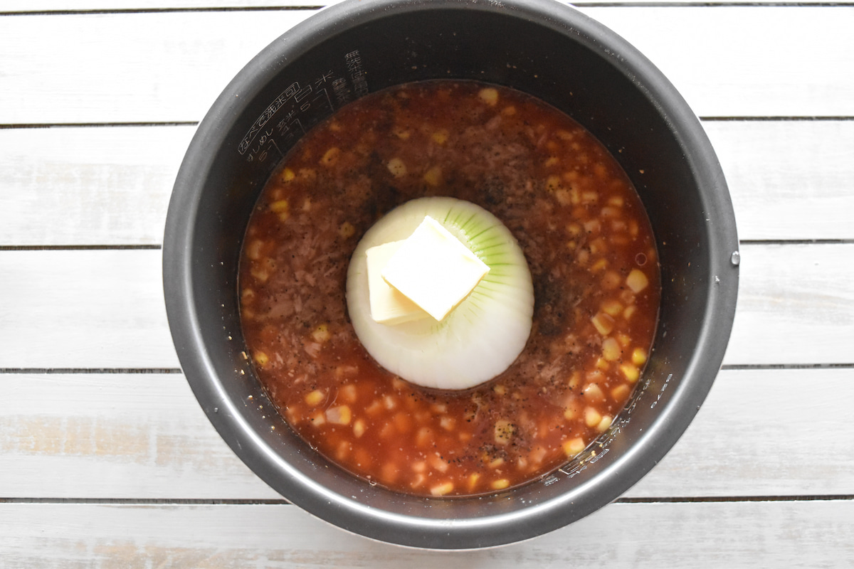 炊飯器材料を入れる