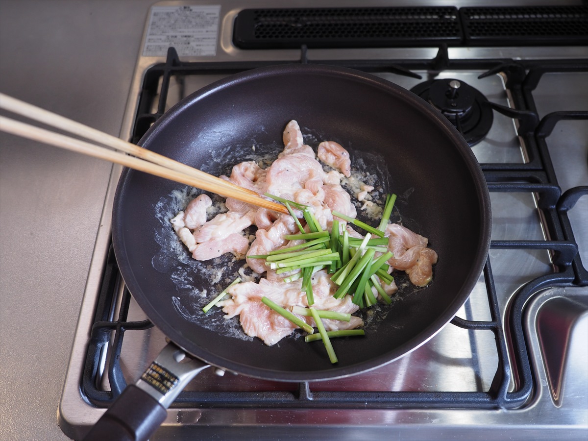 鶏むね肉の塩昆布にらもやし炒め