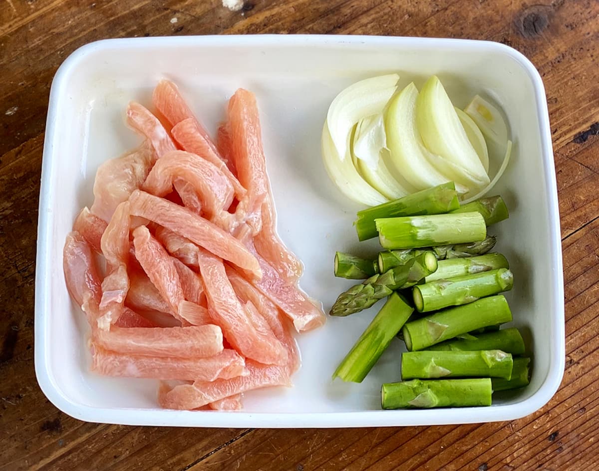「鶏むね肉とアスパラのオイスター炒め」材料