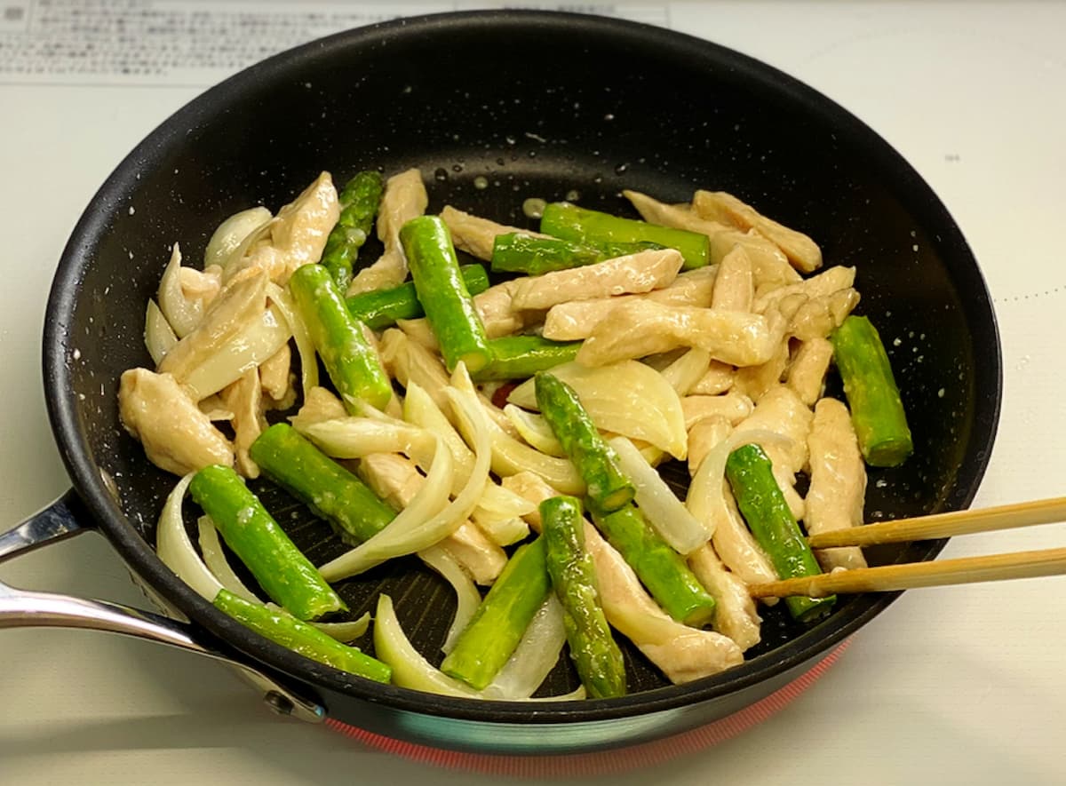 「鶏むね肉とアスパラのオイスター炒め」調理工程