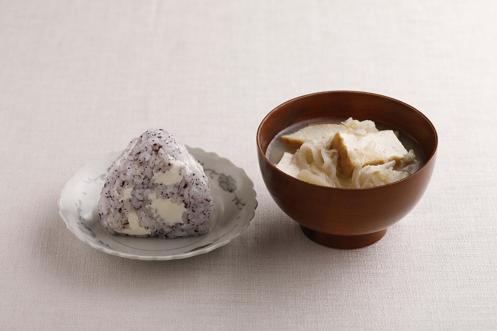 赤しそクリームチーズおにぎり＋切り干し大根と厚揚げの味噌汁