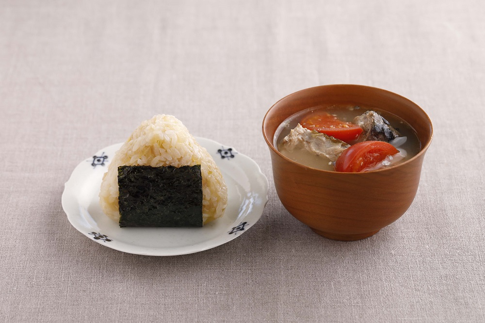 玉ねぎバターしょうゆおにぎり＋さばとトマトの味噌汁