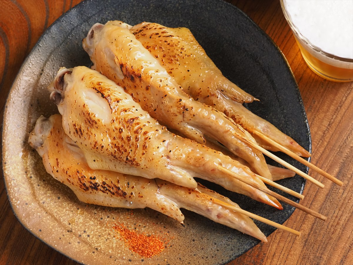 手羽先を食べてはビールを飲み、キャベツで口直ししては手羽先を食べる