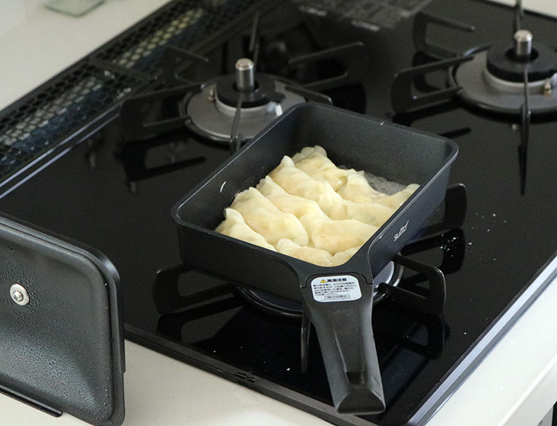 省スペースだけじゃない！蓋があるからお弁当、朝食などマルチに使える、四角いフライパン