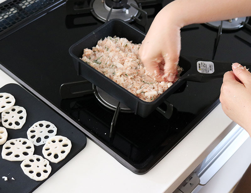 省スペースだけじゃない！蓋があるからお弁当、朝食などマルチに使える、四角いフライパン