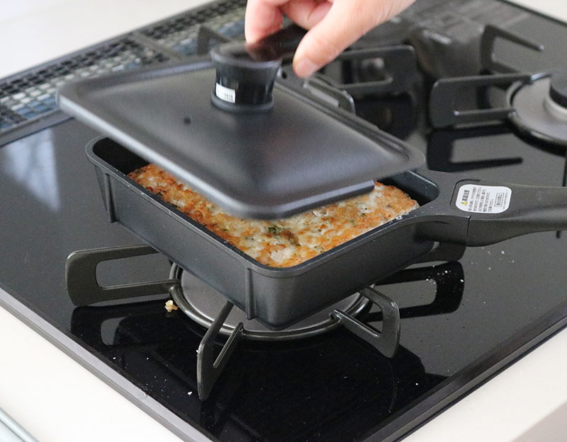 省スペースだけじゃない！蓋があるからお弁当、朝食などマルチに使える、四角いフライパン