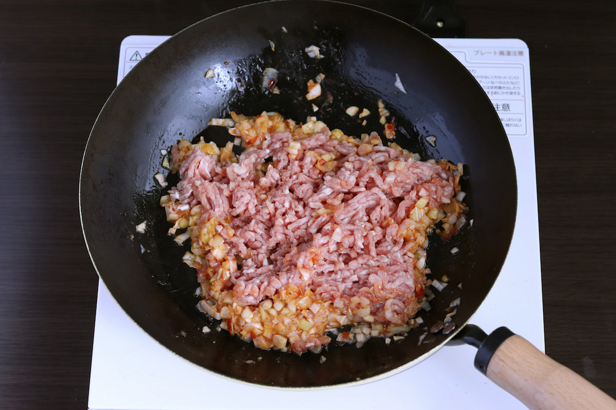 ひき肉を加えて炒める