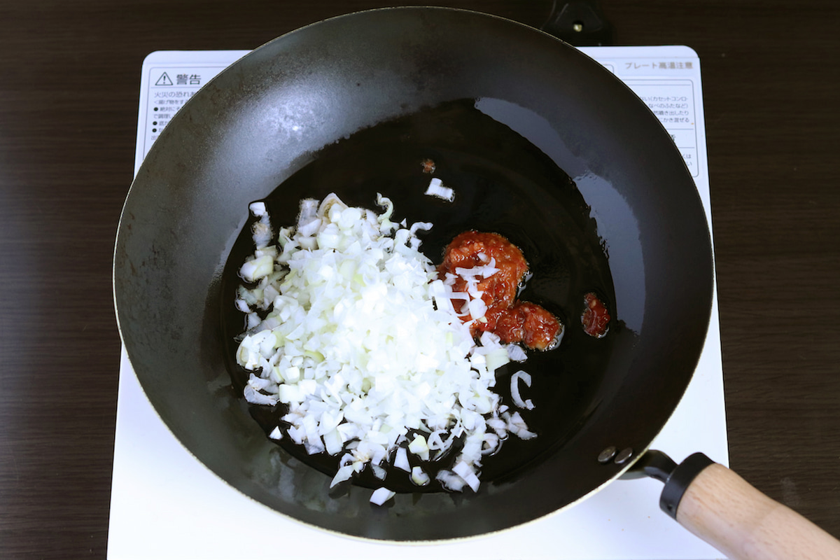 ネギと調味料を炒める