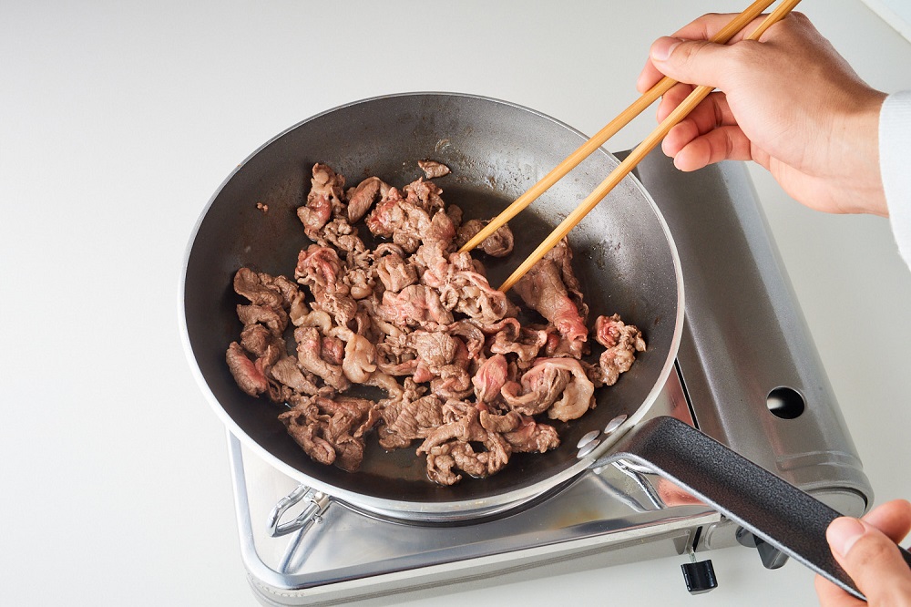 牛肉を炒める