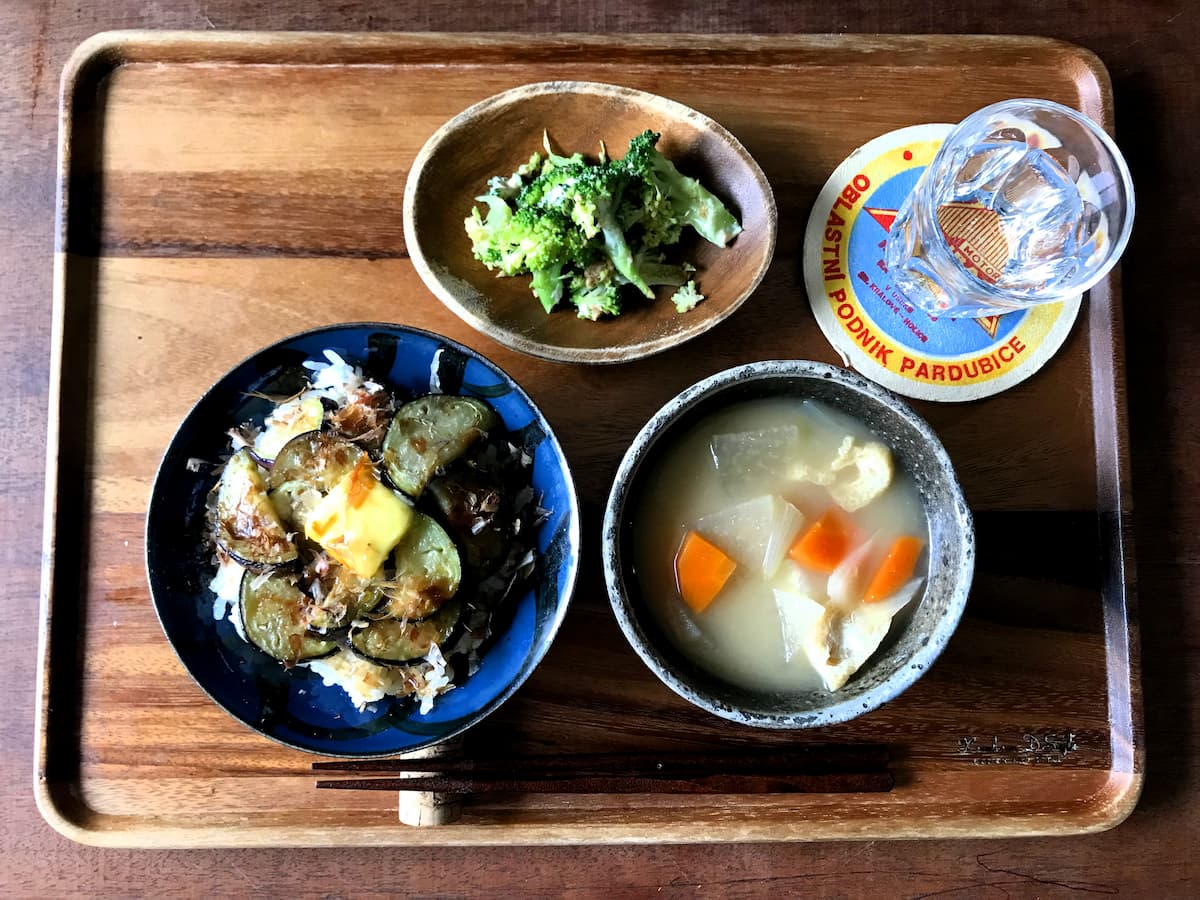 うーわ…ってなったことと、なすのおかかバター丼とおみそ汁で朝ごはん