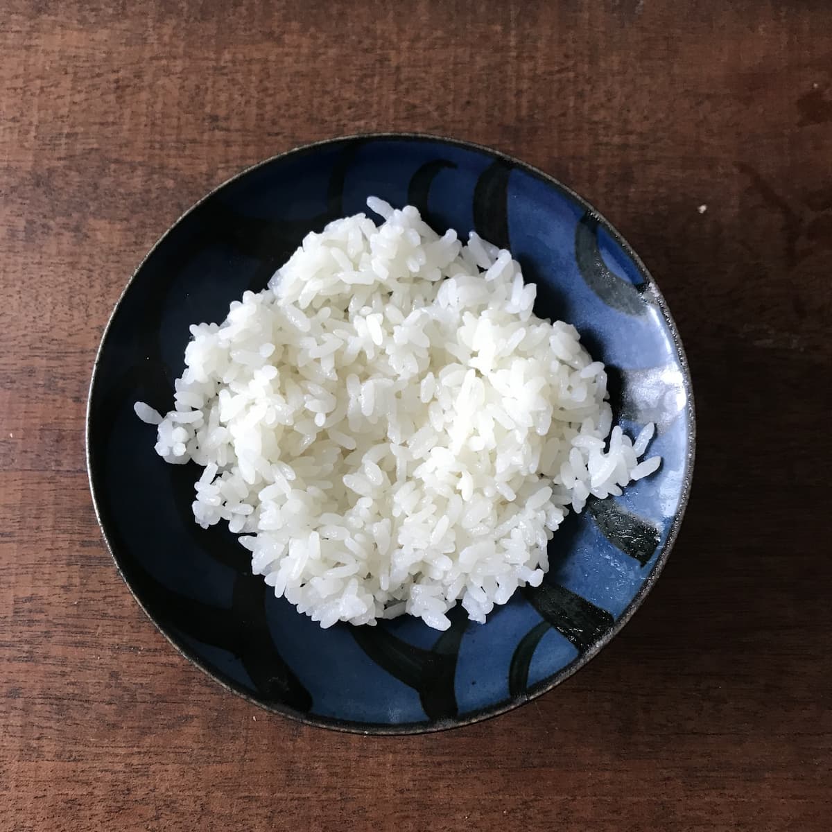 丼にご飯を盛ったところ
