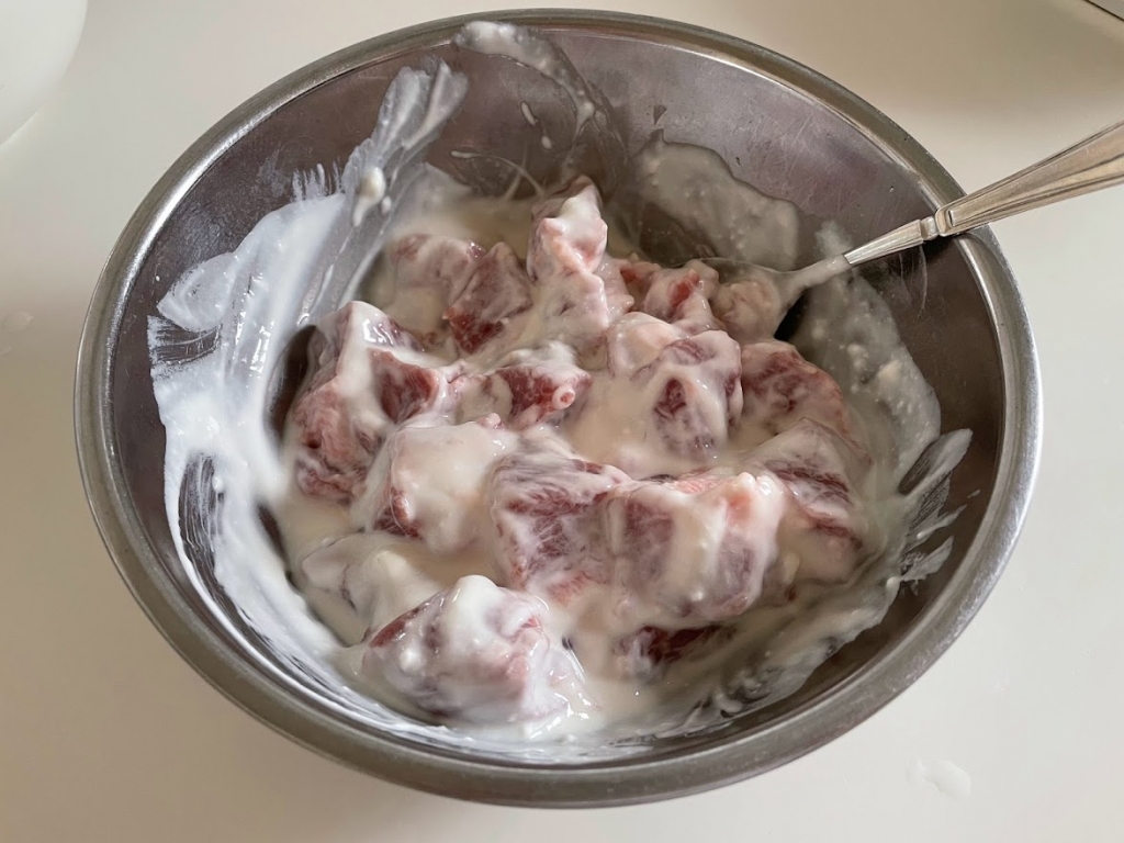 ヨーグルトに漬け込んだ肉