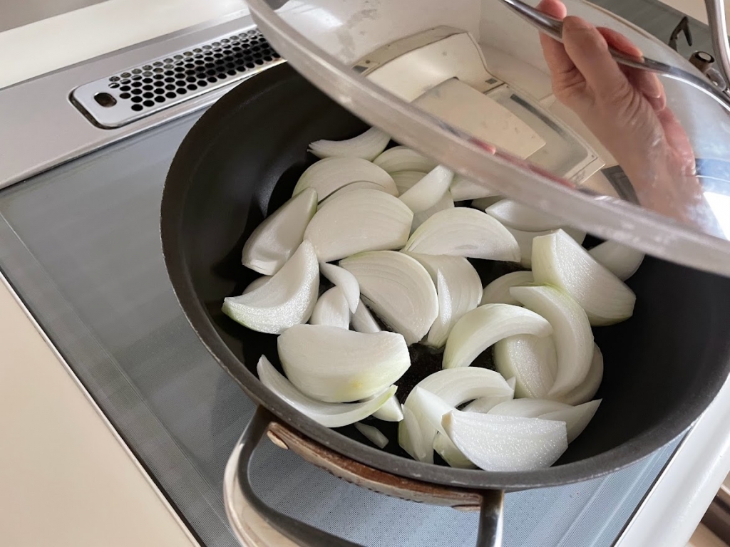 玉ねぎを蒸し焼きにしているところ