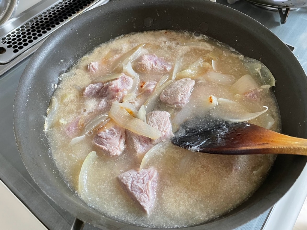 お水を入れて煮込む