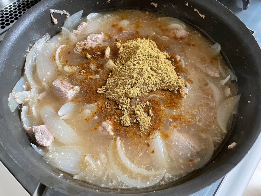 カレールーを溶かし入れます