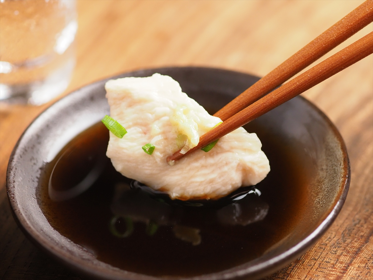 鶏むね肉がしっとりつるん♪筋肉料理人さんの「水晶鶏」が夏でも食べやすい！【節約にも◎】