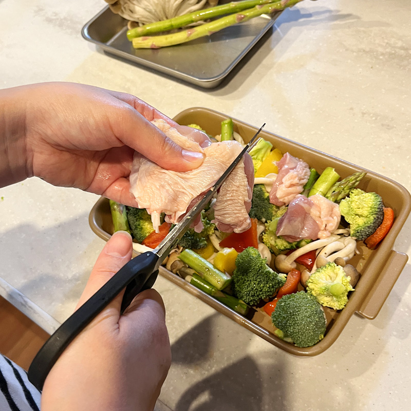 野菜もお肉もサクサク切れるキッチンバサミ。包丁よりも便利かも！な、リアル活用術