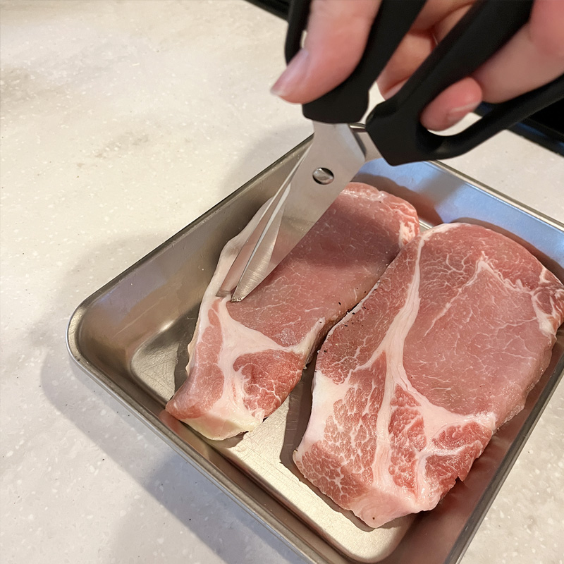 野菜もお肉もサクサク切れるキッチンバサミ。包丁よりも便利かも！な、リアル活用術