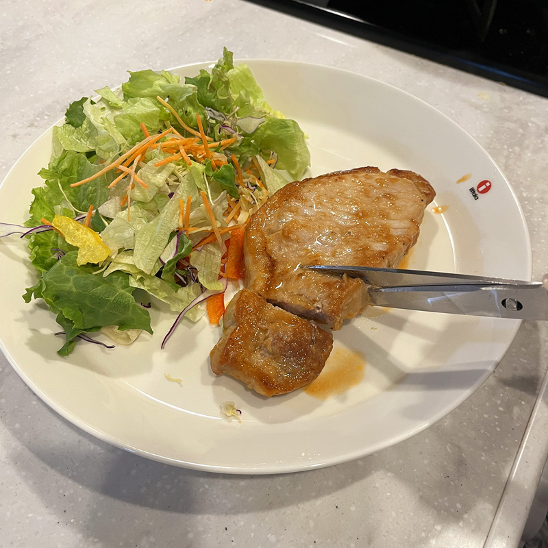 野菜もお肉もサクサク切れるキッチンバサミ。包丁よりも便利かも！な、リアル活用術