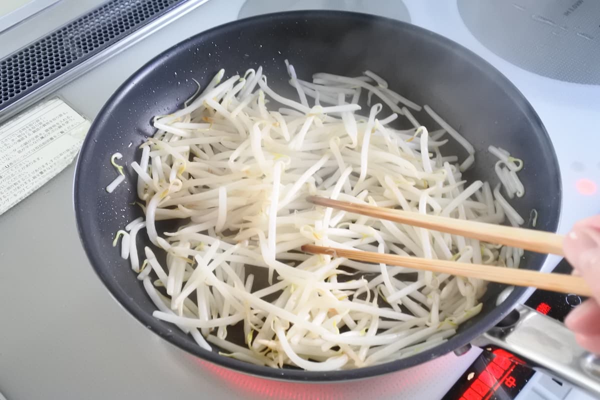 もやしと豚こまの甘辛炒め