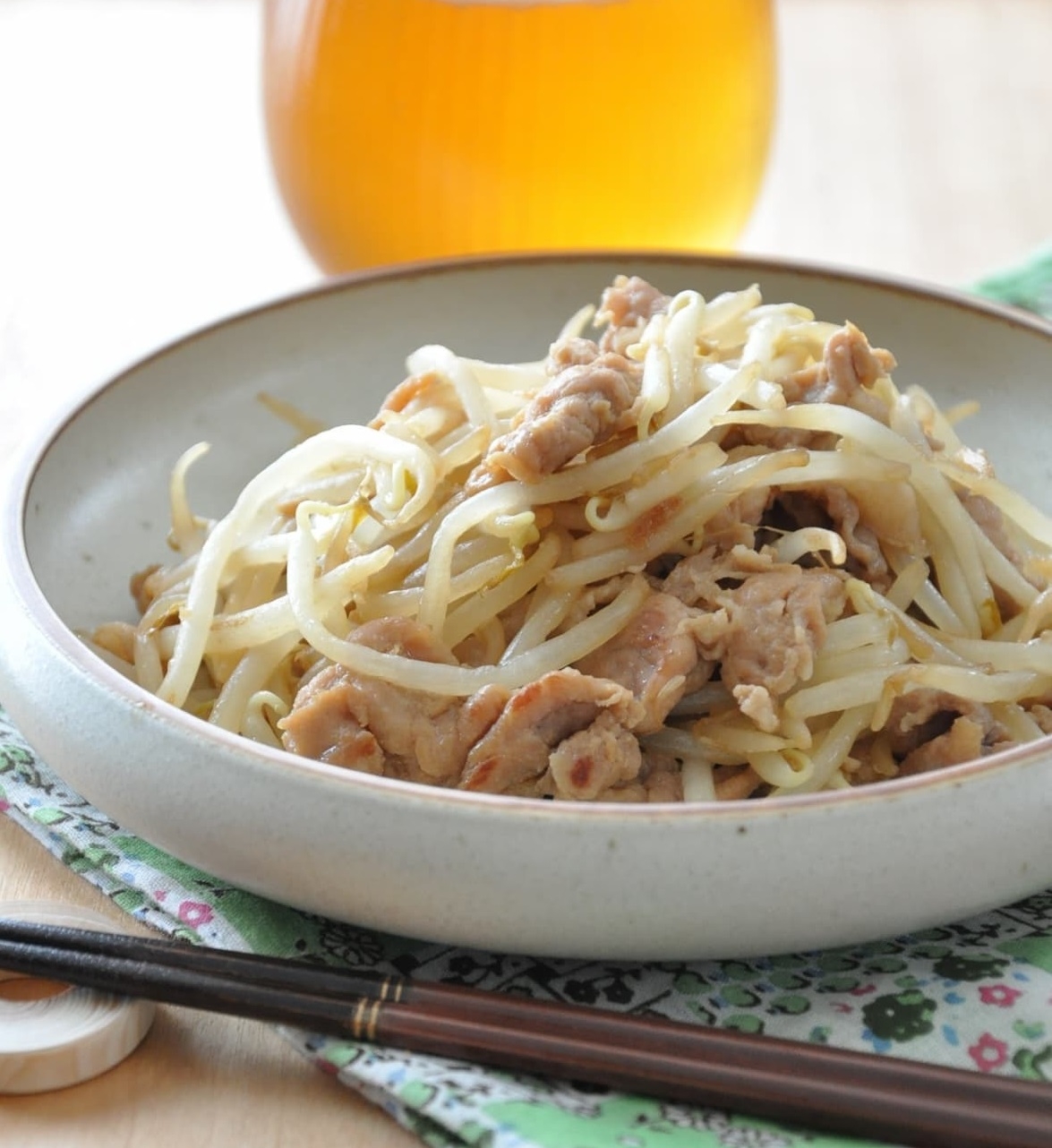 食材はたった2つ、食費節約もかなうストックおかず「もやしと豚こまの甘辛炒め」
