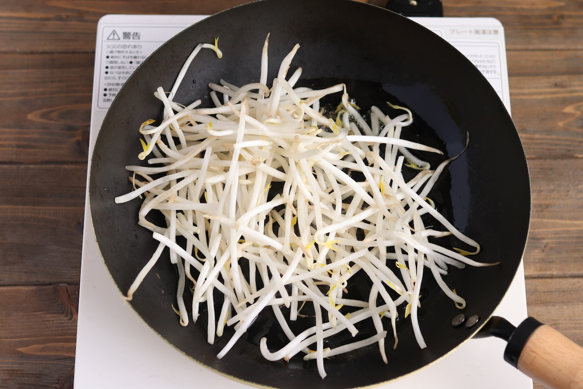豆腐ともやしのふわとろ天津飯 もやしを炒める
