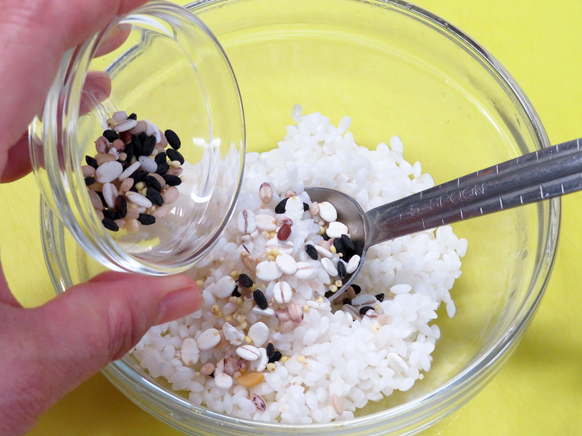 参鶏湯（サムゲタン）の作り方：白米と雑穀を混ぜる