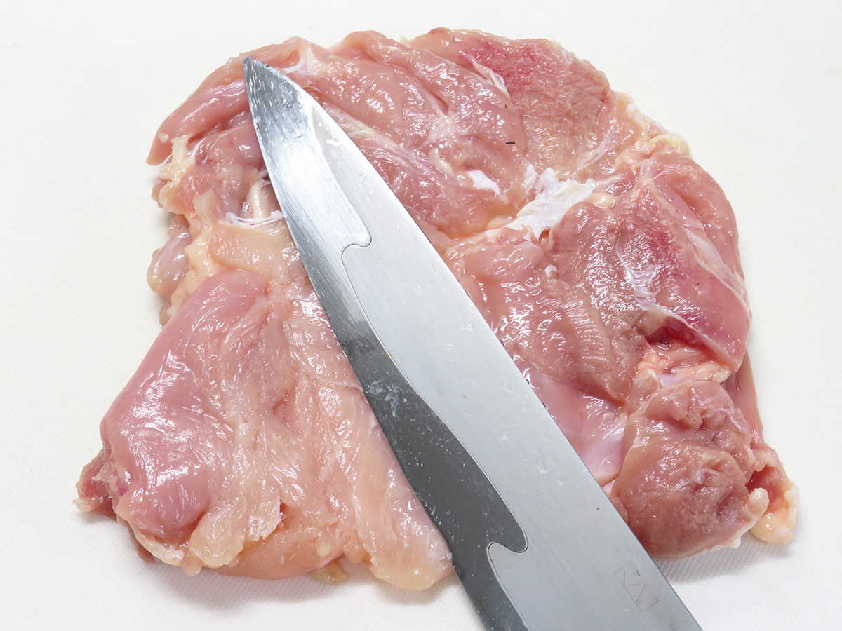 参鶏湯（サムゲタン）の作り方：鶏もも肉を観音開きにする