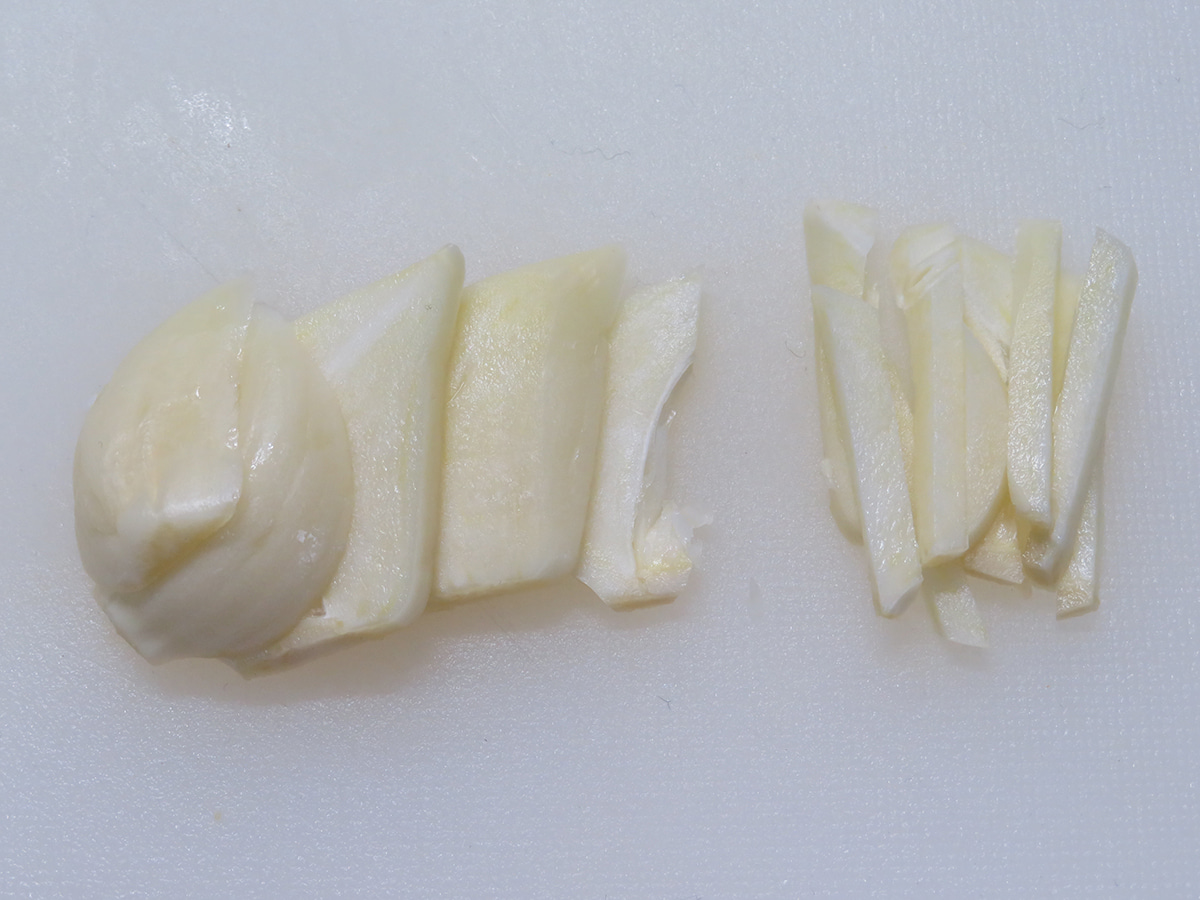 参鶏湯（サムゲタン）の作り方：にんにくのせん切り