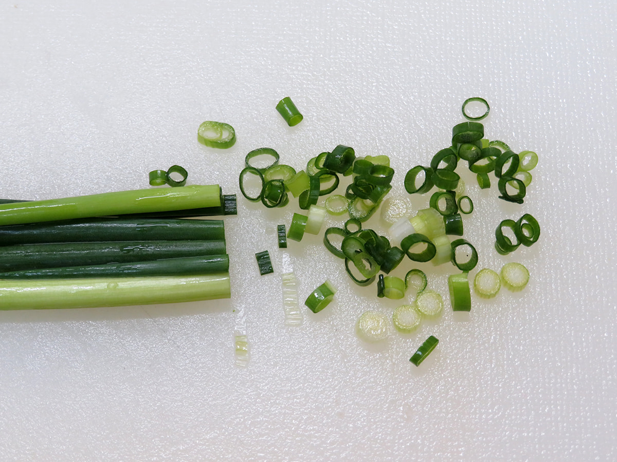 参鶏湯（サムゲタン）の作り方：小ねぎの小口切り