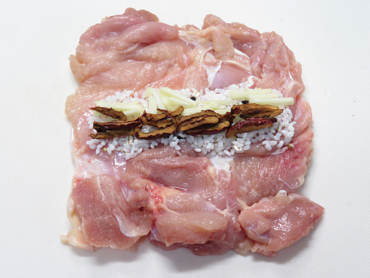 参鶏湯（サムゲタン）の作り方：鶏肉に具をのせる
