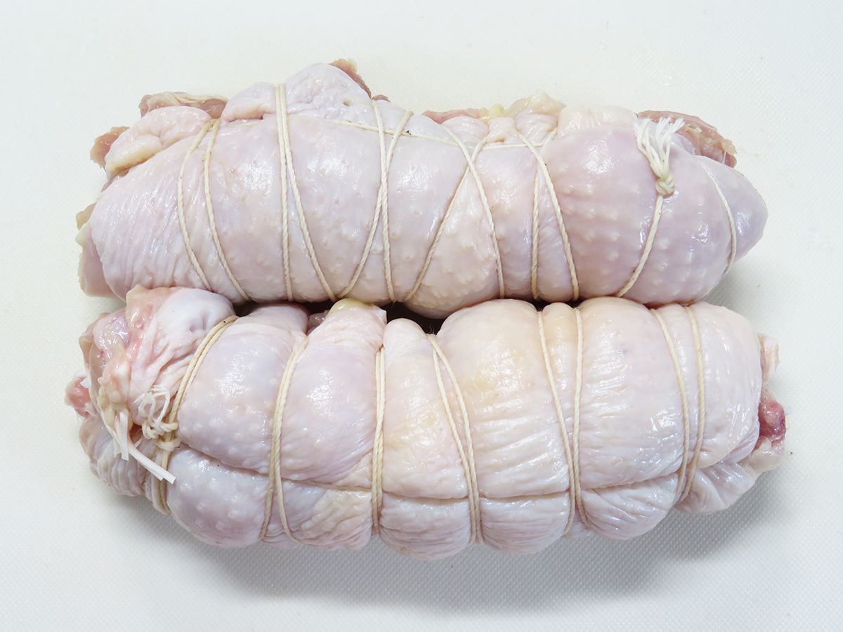 参鶏湯（サムゲタン）の作り方：鶏肉をロール状にする