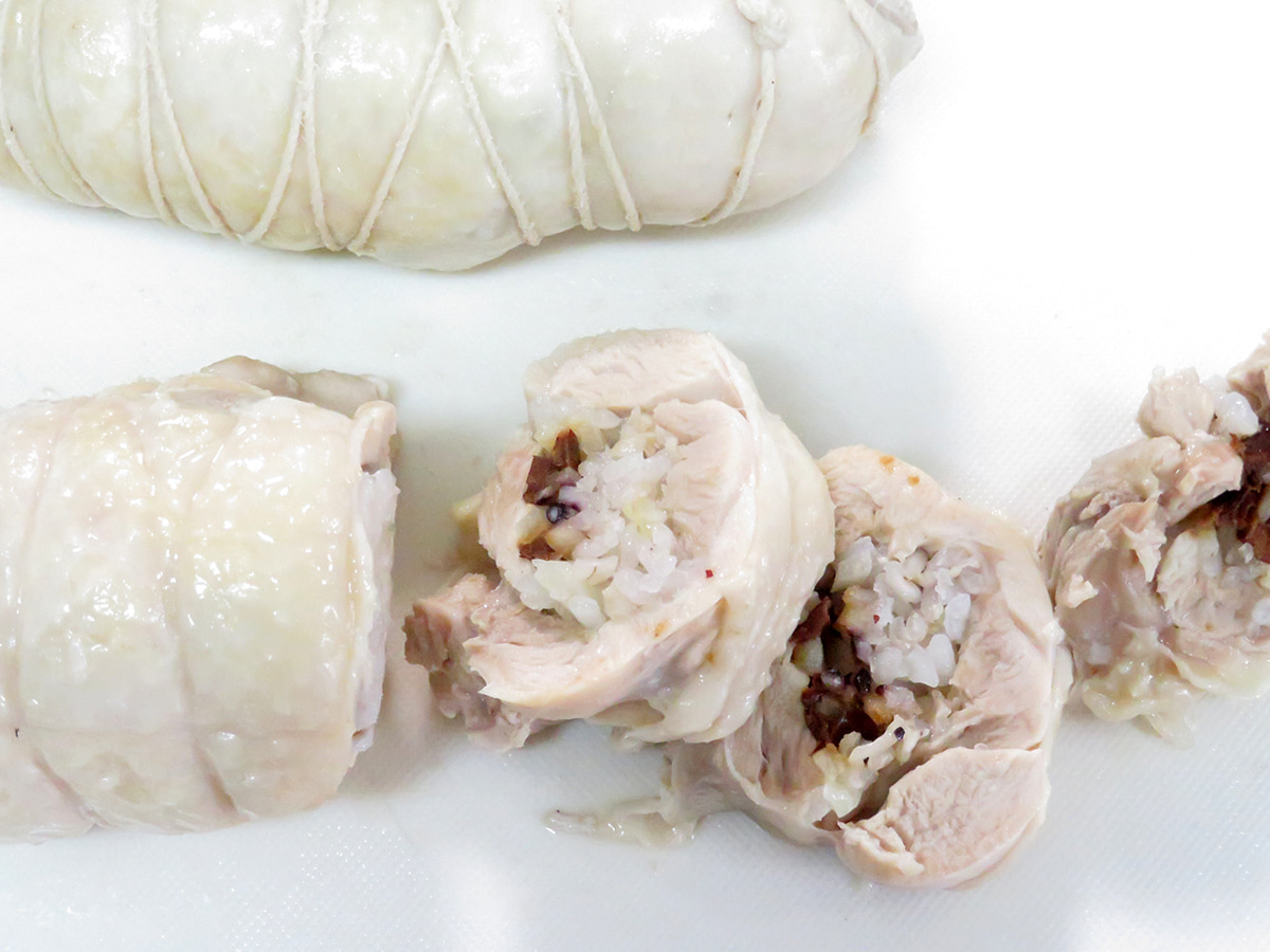 参鶏湯（サムゲタン）の作り方：ロール参鶏湯を切る