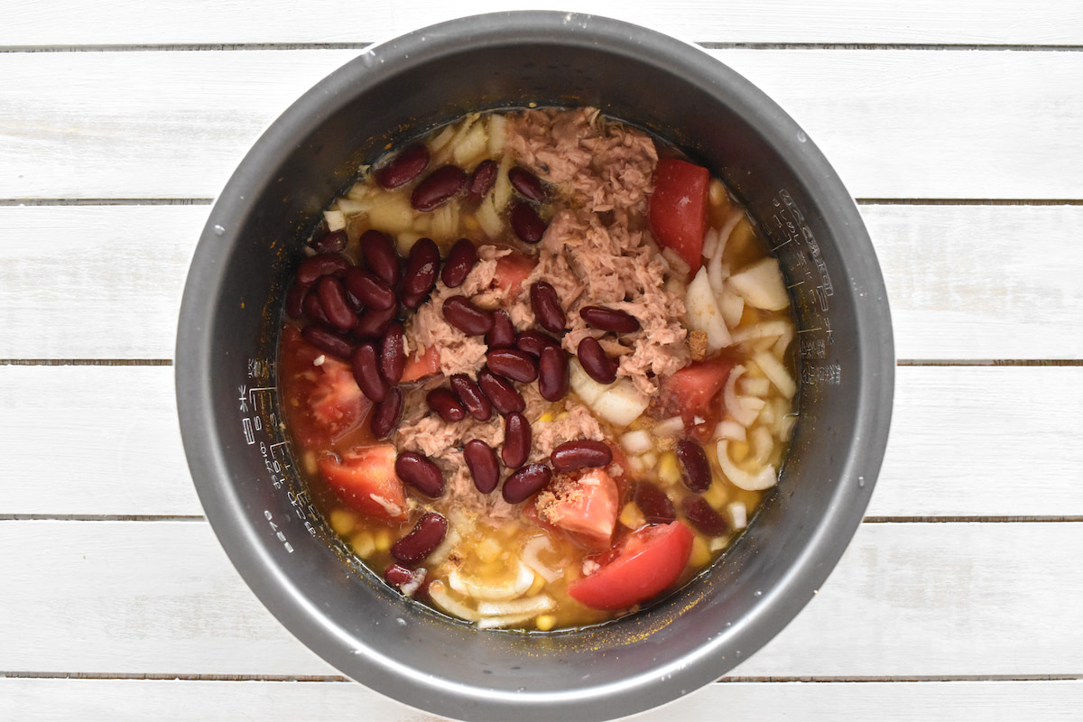 炊飯釜に材料を入れる
