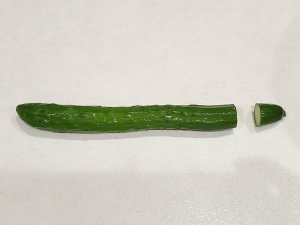 きゅうりのヘタをカット