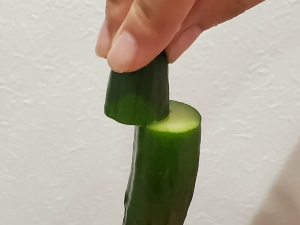 きゅうりの切り口をこすり合わせる