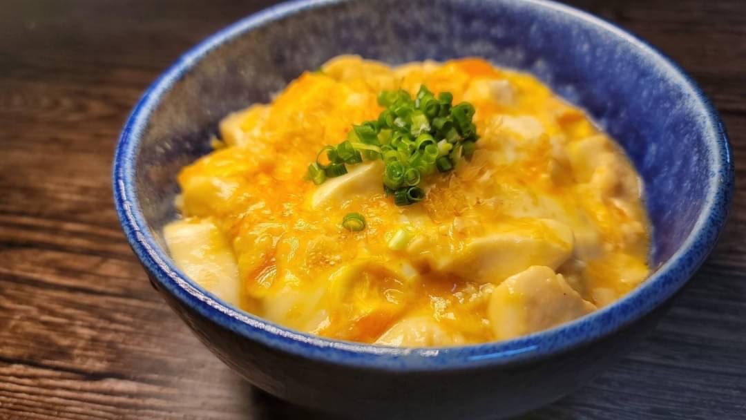 140字の簡単レシピ!材料3つ以下で作れる「卵」が主役の“どんぶりもの”