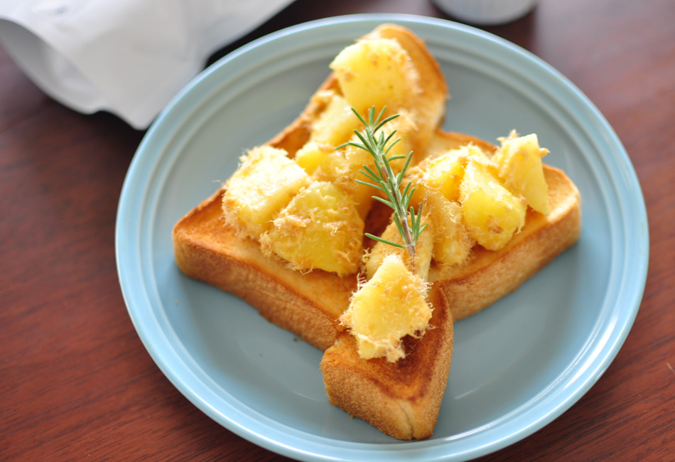 ふわふわ食感のじゃがいもがおいしい!「そぼろのポテトトースト」【かな姐さんのお取り寄せレシピ】