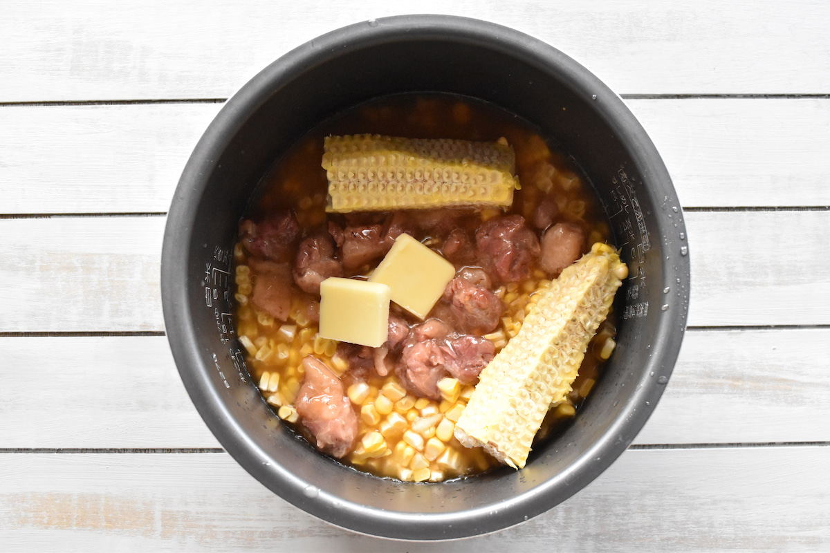 炊飯釜に材料を入れて炊飯する