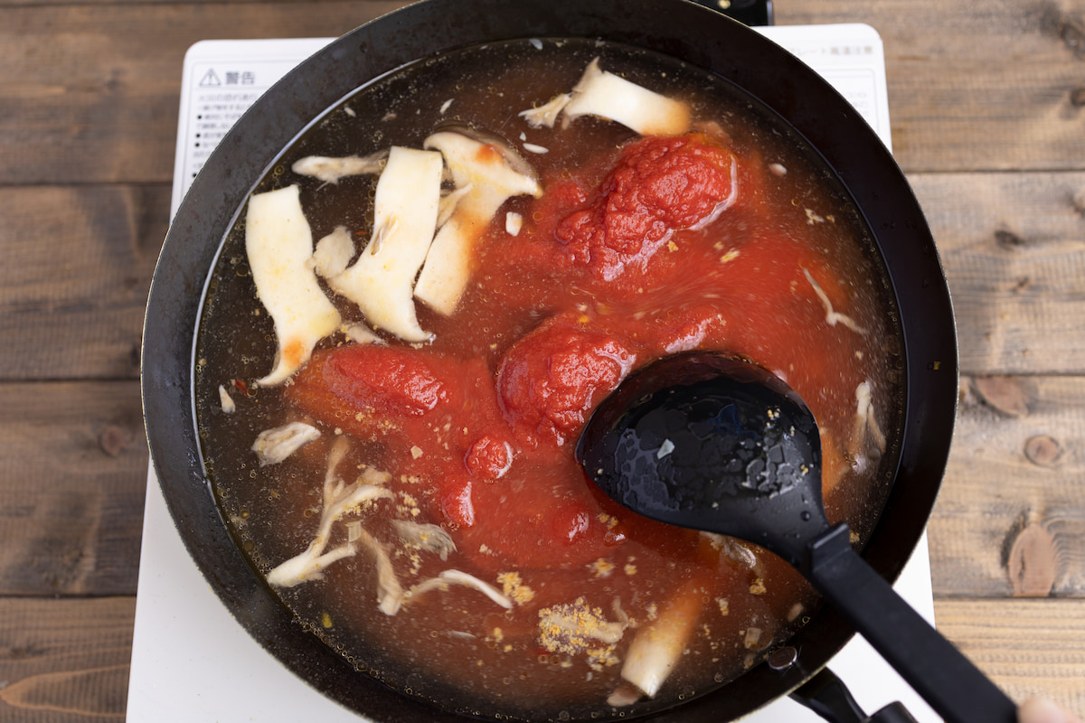 トマト缶を潰しながら[A]を入れソースを作る
