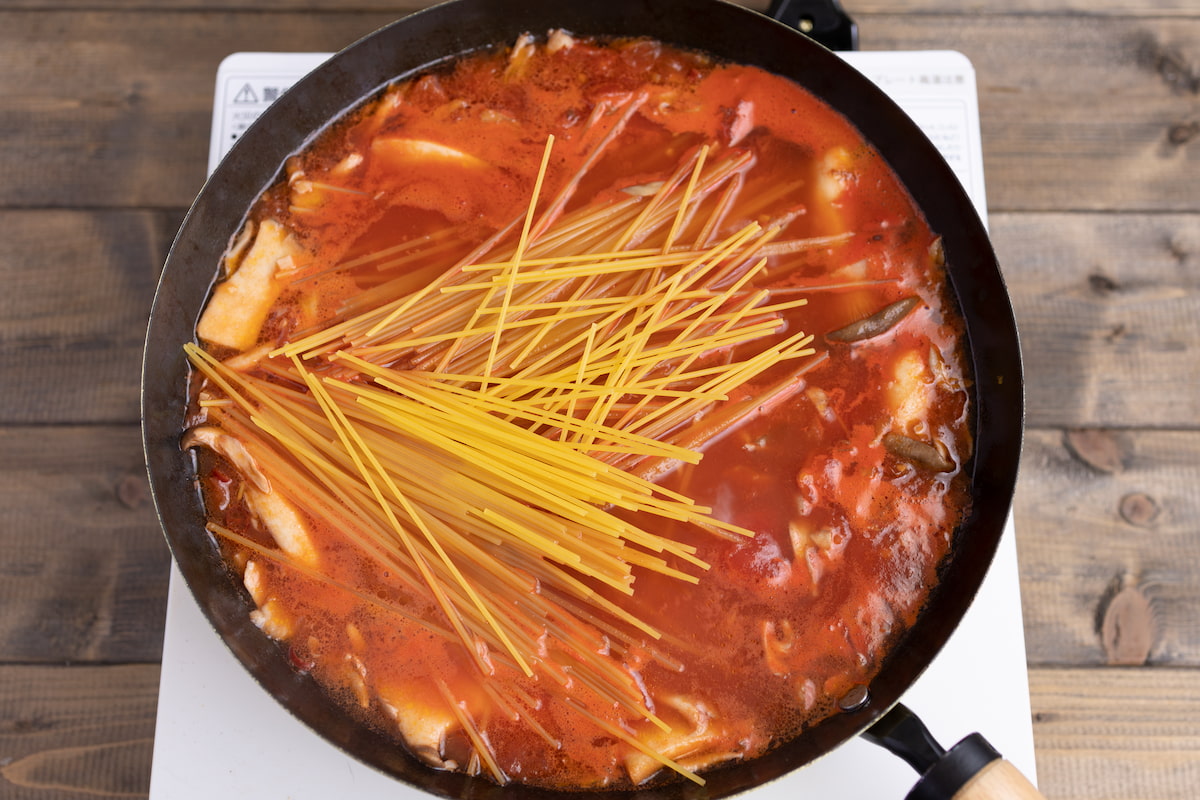 パスタを半分に折っていれる