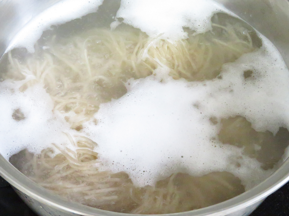 ピリ辛水冷麺:麺を湯がく